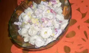 Pyszna sałatka z tortellini, kukurydzy, szynki i papryki w kremowym sosie. Idealna na imprezę, to najlepsza sałatka z tortellini z grzybami.