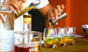 Barman nalewa rum VSOP do szklanek z lodem i miętą. Idealny drink na upalne popołudnie.