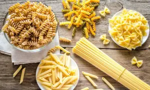 Różne rodzaje makaronu: fusilli, penne, farfalle i spaghetti. Idealne do przygotowania pysznego dania, jak semolina po polsku.