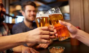 Trzech przyjaciół wznosi toasty piwem. Zastanawiasz się, ile to piw, jeśli masz 160 g alkoholu?
