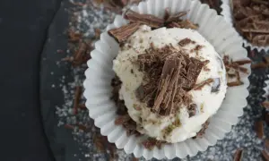 Lody straciatella co to? To pyszne, kremowe lody waniliowe z kawałkami gorzkiej czekolady, posypane wiórkami.