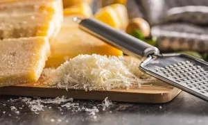 Jak wygląda ser parmezan? Odkryj jego unikalne cechy i wygląd