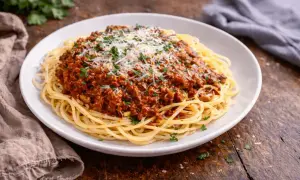 Pyszne spaghetti z bogatym, mięsnym sosem bolognese. Idealny wybór, jeśli zastanawiasz się, jaki sos do spaghetti wybrać na obiad.