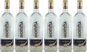 Rząd butelek wódki Khortytsa Platinum, każda z złotym kapslem i etykietą z napisem "PLATINUM VODKA".