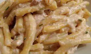 Pyszne strozzapreti co to za makaron? Kremowy sos, kawałki mięsa i zielenina.