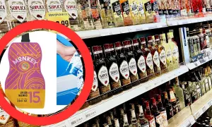 Wódka na półce sklepowej, obok kolorowy likier Monkey Mango.