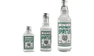 Trzy butelki spirytusu spożywczego o różnej pojemności: 100 ml, 200 ml i 500 ml.