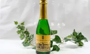 Butelka piccolo z zielonego szkła z etykietą "Riesling Sekt trocken" od Gloria Thurn und Taxis. Czy piccolo ma alkohol? Tak, to wino musujące.