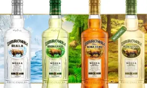 Cztery butelki Żubrówki: Biała, Bison Grass, Kora Dębu i Pędy Sosny. Każda z nich prezentuje żubra na tle natury. Wódka na s.