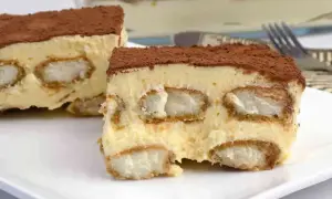 Pyszne tiramisu, które właśnie wyjęłam z lodówki. Warstwy biszkoptów i kremu, posypane kakao.
