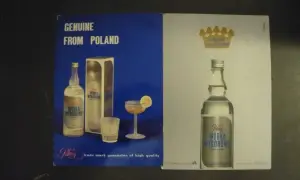 Reklama wódki Wyborowej z Polski. Na niebieskim tle butelka, opakowanie i kieliszek z drinkiem. Na białym tle kolejna butelka.