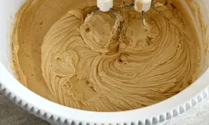 Zwarzony krem z mascarpone w misie miksera. Zobacz, jak uratować zwarzony krem z mascarpone i uzyskać idealną konsystencję.