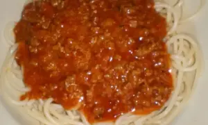 Pyszny sos do spaghetti z mięsem mielonym, polany na makaron.