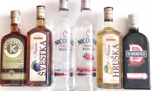 Słowackie alkohole: likier Karpacki, śliwkowa Švestka, wódka Niclaus, gruszkowa Hruška i żurawinowa Demanovka.