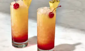 Dwa drinki z Malibu, lodem, wiśnią i ananasem. Idealne na letnie wieczory.