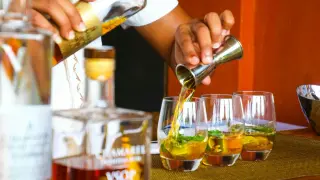 Barman nalewa rum VSOP do szklanek z lodem i miętą. Idealny drink na upalne popołudnie.