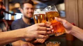 Trzech przyjaciół wznosi toasty piwem. Zastanawiasz się, ile to piw, jeśli masz 160 g alkoholu?