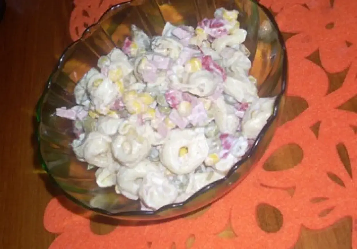 Pyszna sałatka z tortellini, kukurydzy, szynki i papryki w kremowym sosie. Idealna na imprezę, to najlepsza sałatka z tortellini z grzybami.