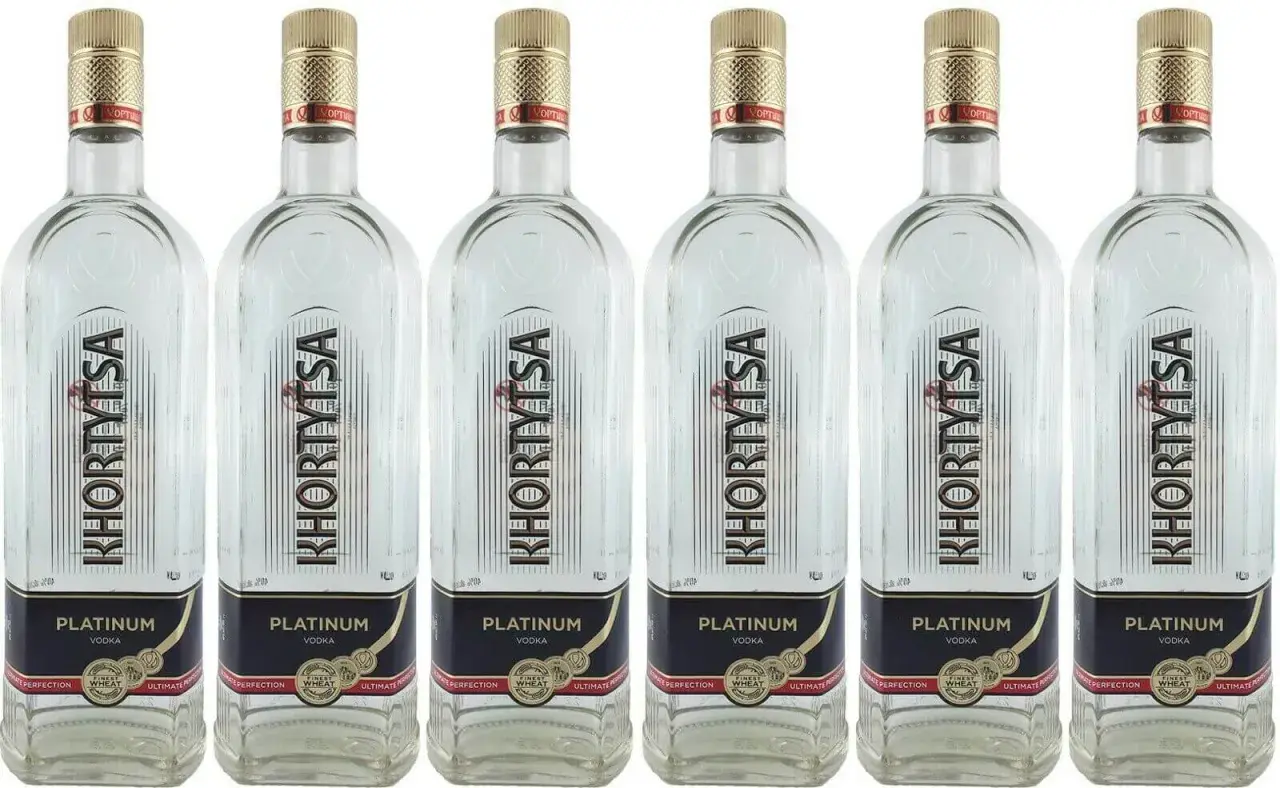 Rząd butelek wódki Khortytsa Platinum, każda z złotym kapslem i etykietą z napisem "PLATINUM VODKA".