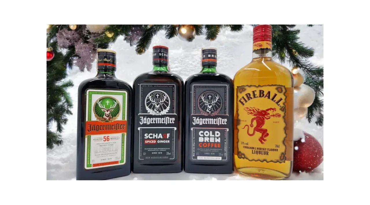 Cztery butelki alkoholu: Jägermeister (w tym czarny alkohol), Jägermeister Spiced Ginger, Jägermeister Cold Brew Coffee i Fireball, na tle świątecznych dekoracji.