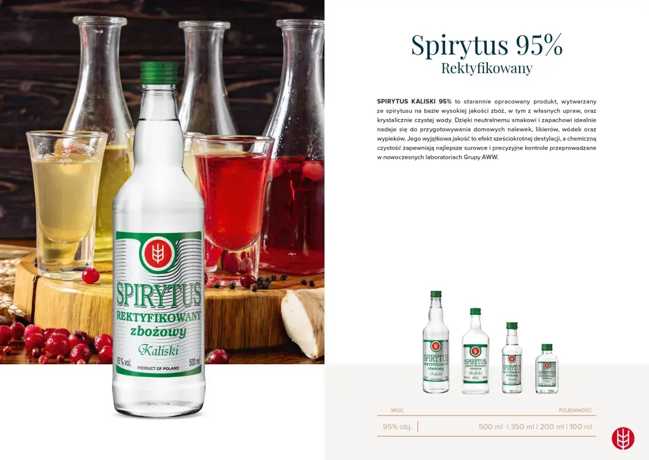 Kieliszki z nalewkami i butelka spirytusu 95 procent na drewnianej desce, otoczone owocami.