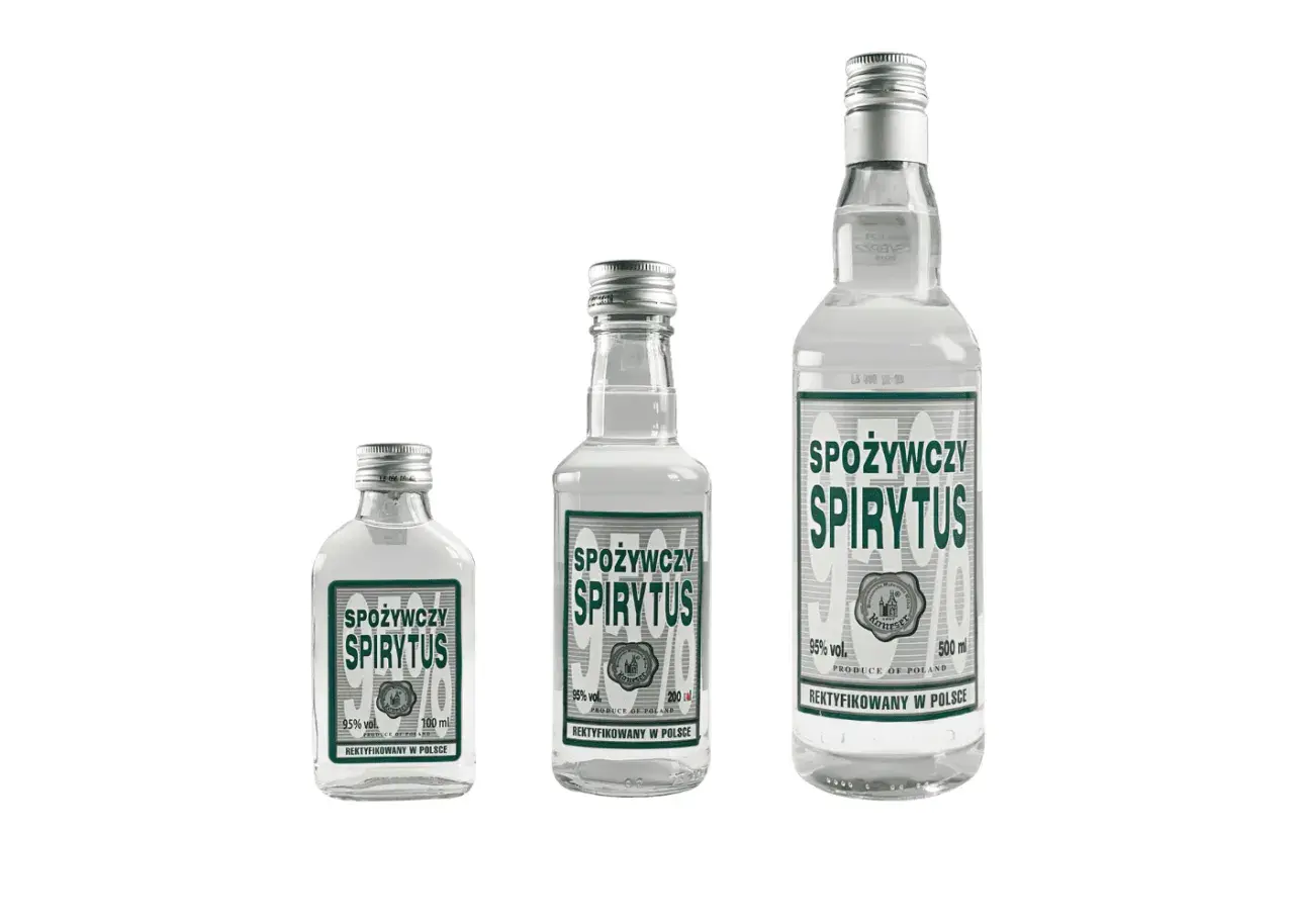 Trzy butelki spirytusu spożywczego o różnej pojemności: 100 ml, 200 ml i 500 ml.