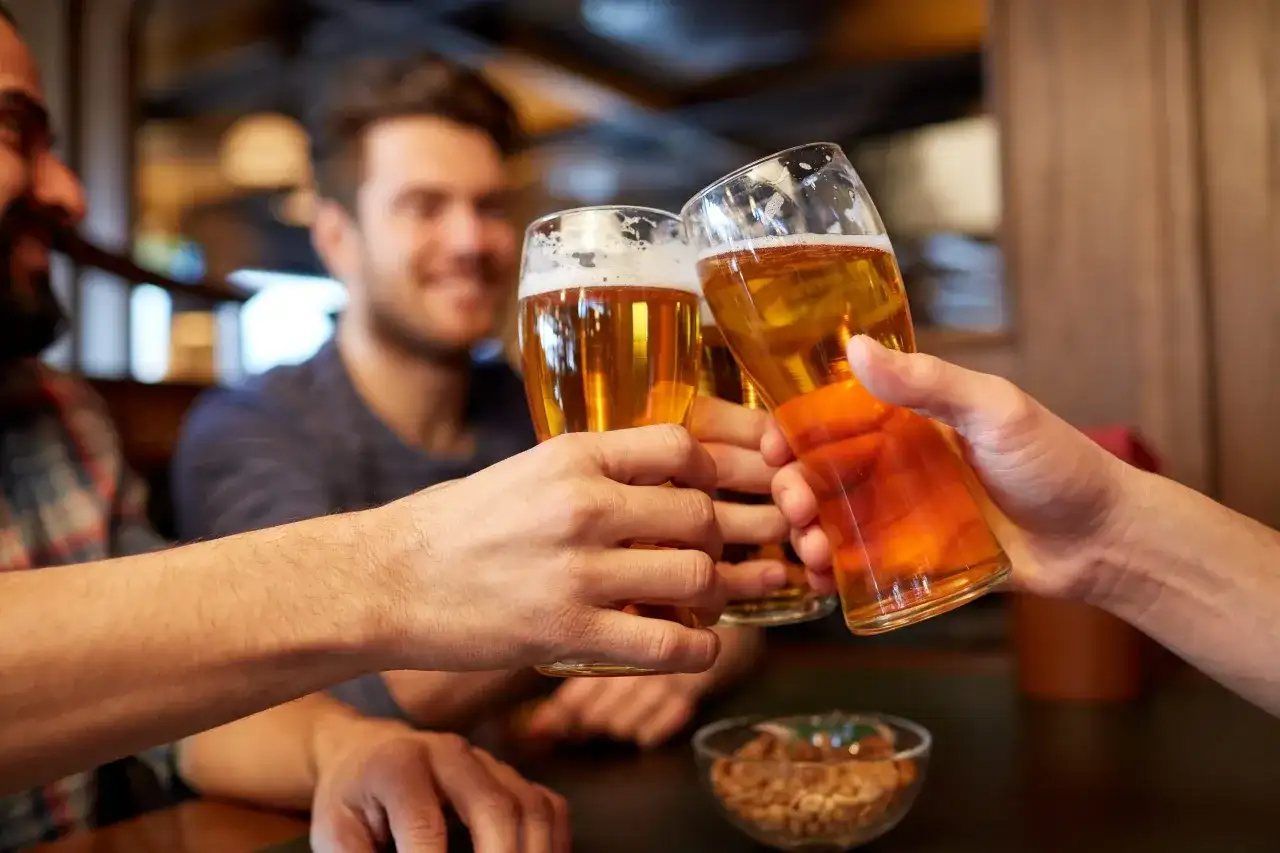 Trzech przyjaciół wznosi toasty piwem. Zastanawiasz się, ile to piw, jeśli masz 160 g alkoholu?