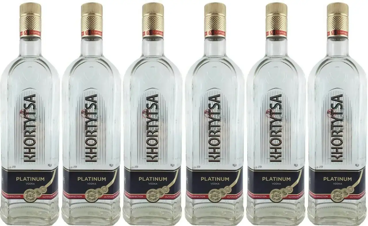 Rząd butelek wódki Khortytsa Platinum, każda z złotym kapslem i etykietą z napisem "PLATINUM VODKA".