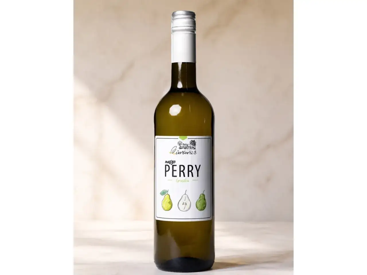 Butelka perry alkoholowego z etykietą "nasze PERRY Gruszka" i rysunkami gruszek.