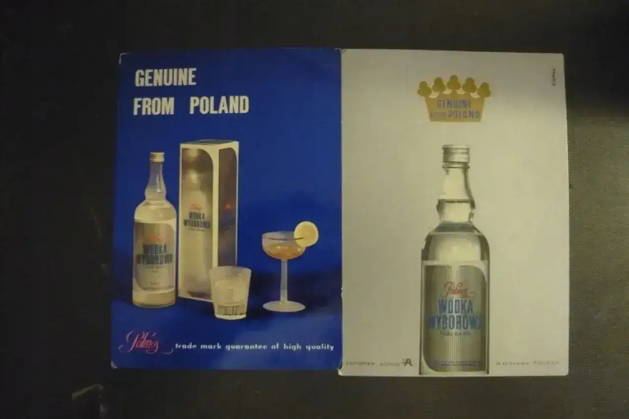 Reklama wódki Wyborowej z Polski. Na niebieskim tle butelka, opakowanie i kieliszek z drinkiem. Na białym tle kolejna butelka.