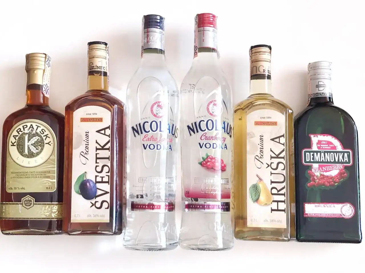 Słowackie alkohole: likier Karpacki, śliwkowa Švestka, wódka Niclaus, gruszkowa Hruška i żurawinowa Demanovka.