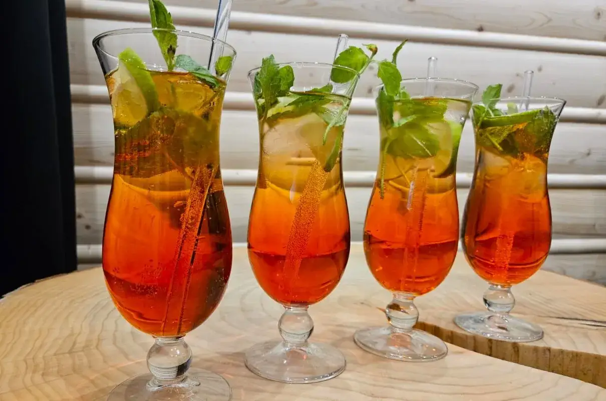 Cztery orzeźwiające drinki z lodem, miętą i limonką. Idealne na upalny dzień, by poczuć smak lata.