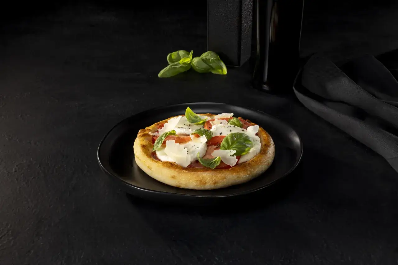 Mini pizza caprese z puszystym ciastem, pomidorami, świeżą bazylią i kremową mozzarella fdl.