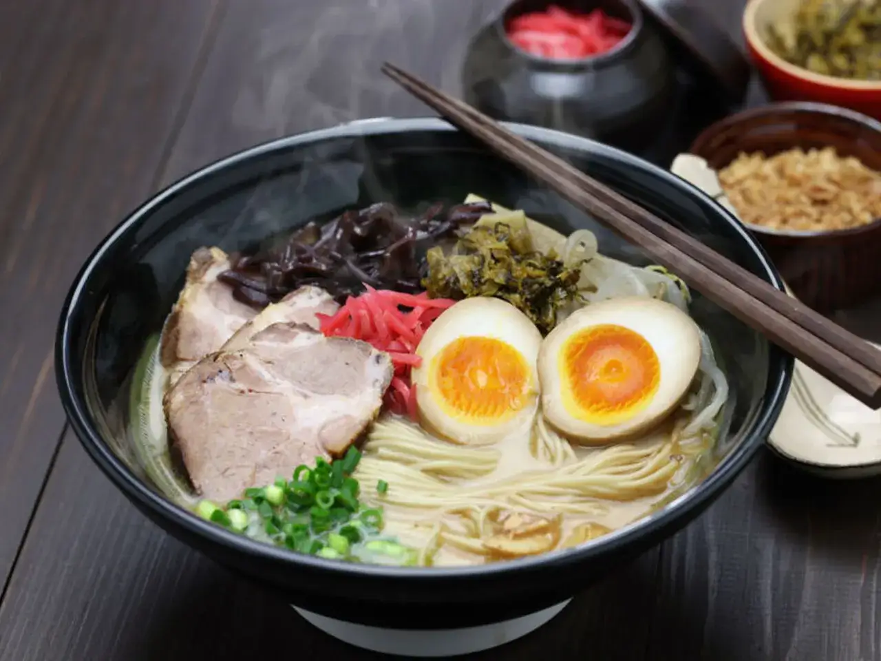 Parujący ramen z grubym makaronem, plastrami wieprzowiny, jajkiem na pół i szczypiorkiem. Idealny makaron do ramen to podstawa!