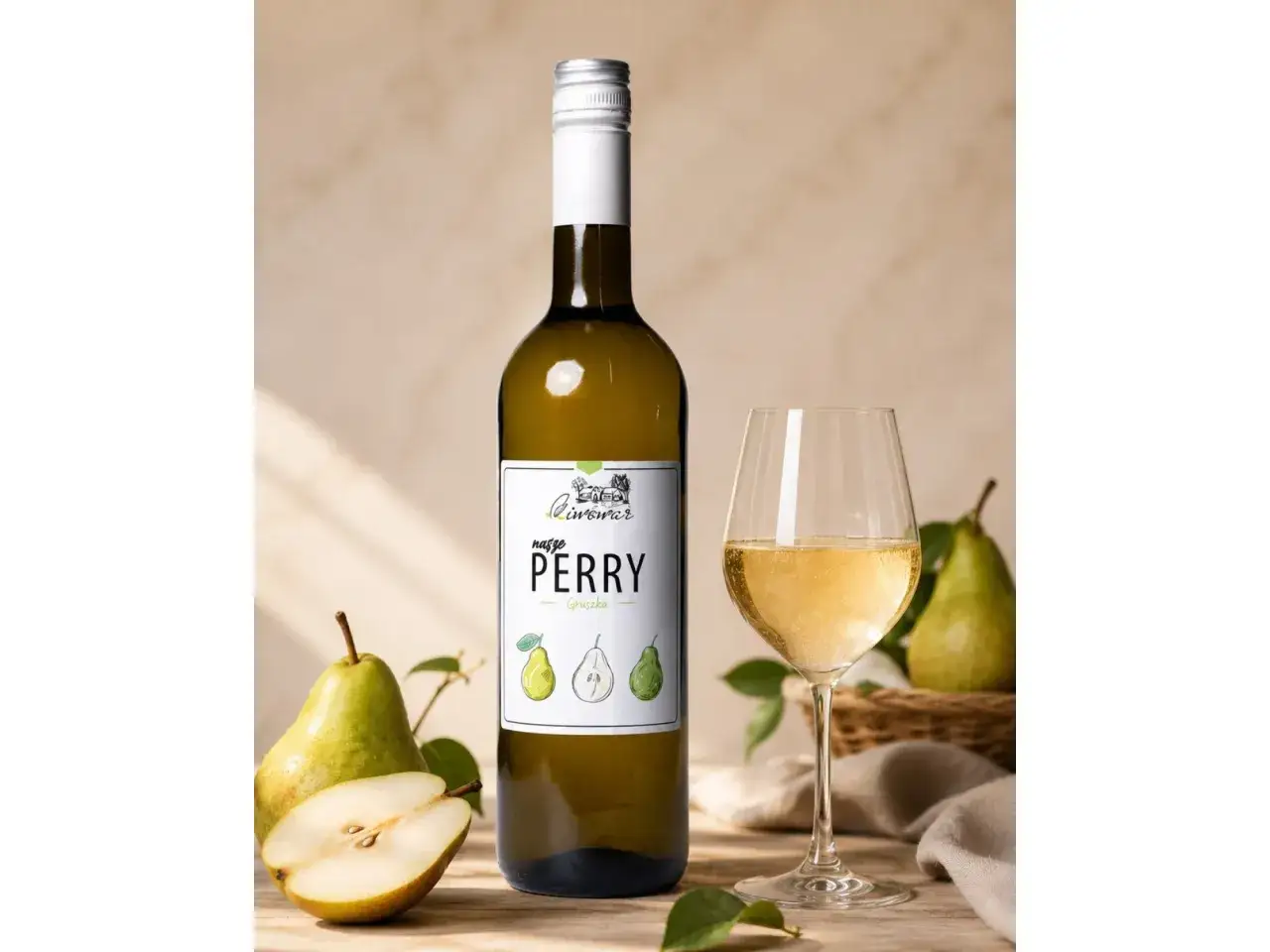 Butelka i kieliszek z perry alkohol, obok gruszki.