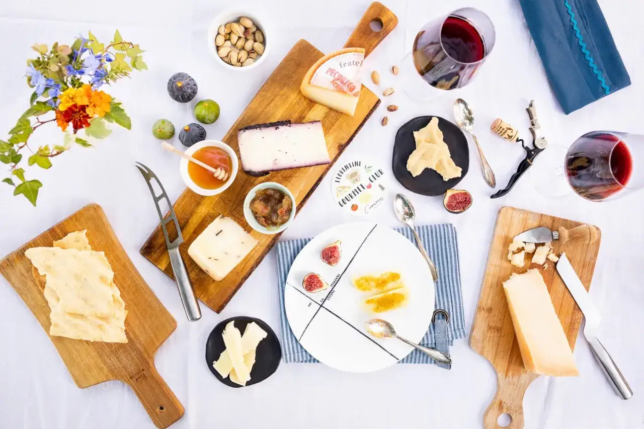 Pyszny ser typu włoskiego, figi, miód i pistacje tworzą idealną kompozycję na stole.