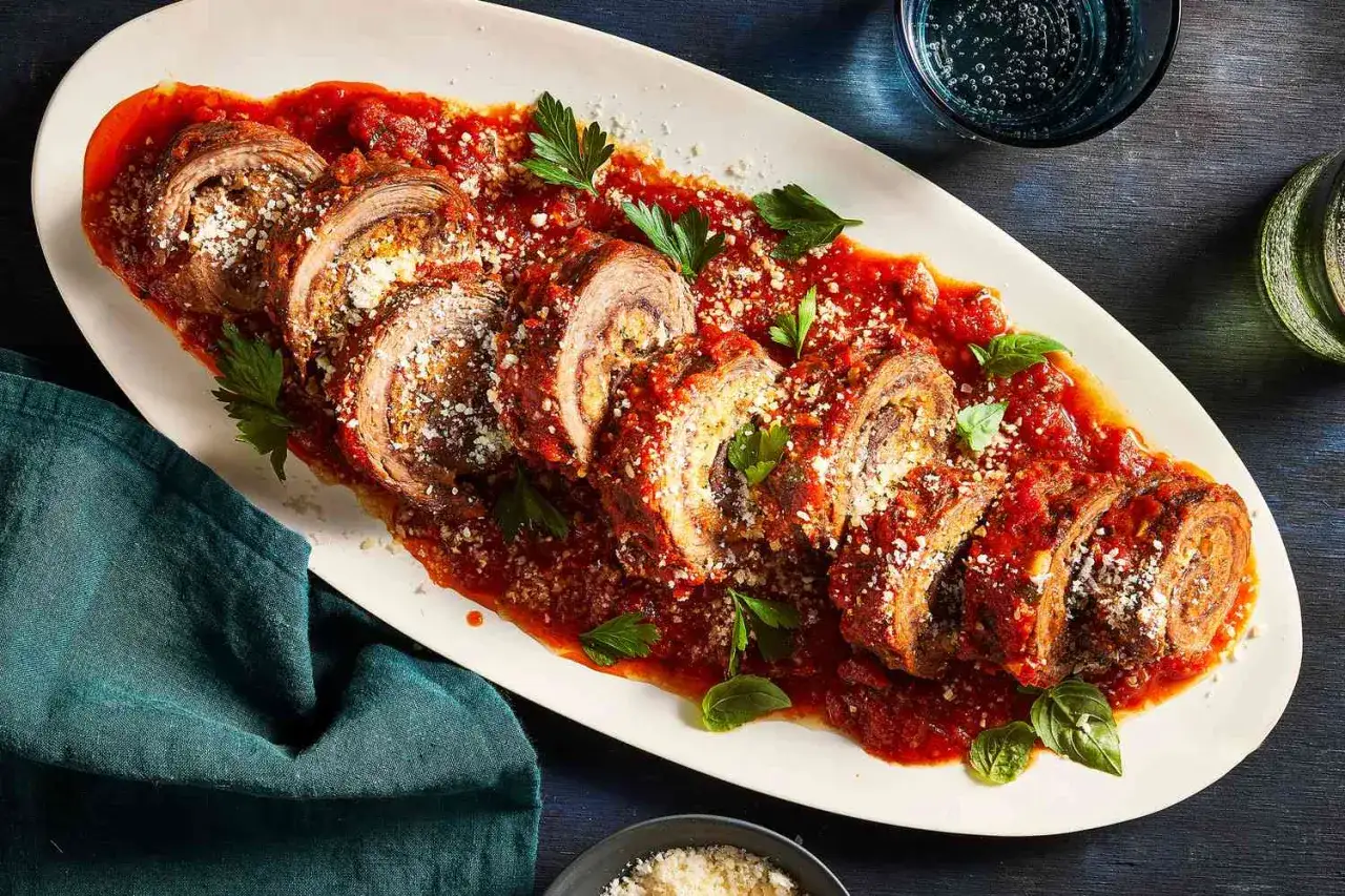 Roladki mięsne w sosie pomidorowym, posypane parmezanem. Pyszne włoskie dania mięsne, które zachwycą każdego.