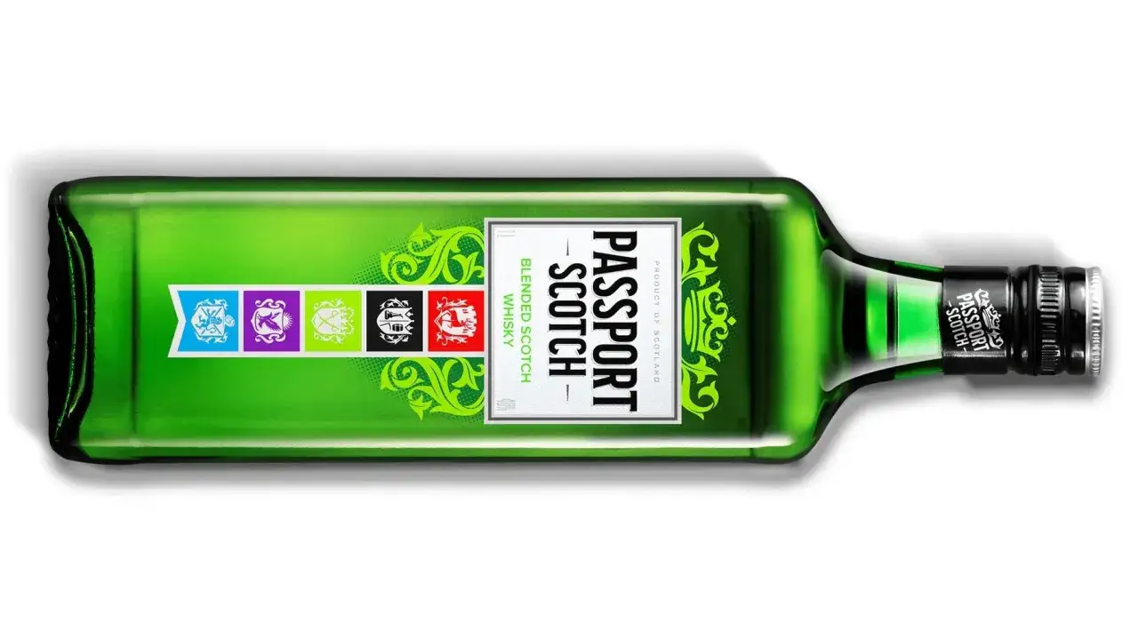 Zielona butelka whisky Passport Scotch. Ten alkohol to idealny towarzysz podróży, jak sugeruje nazwa.