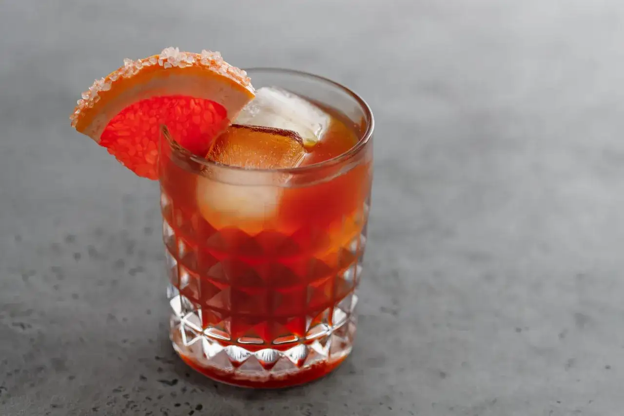 Orzeźwiający drink z grejpfrutem i lodem, idealny na letnie wieczory. Smakuje jak najlepszy jager.