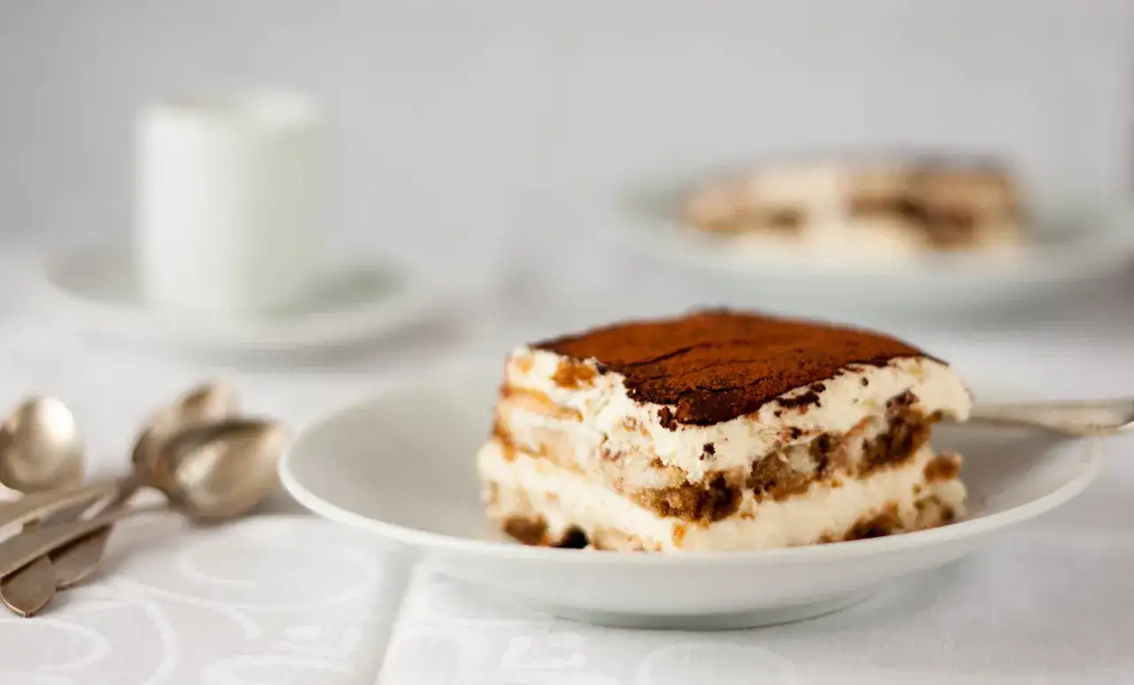 Pyszne tiramisu na talerzyku, idealne do lodówki na później.