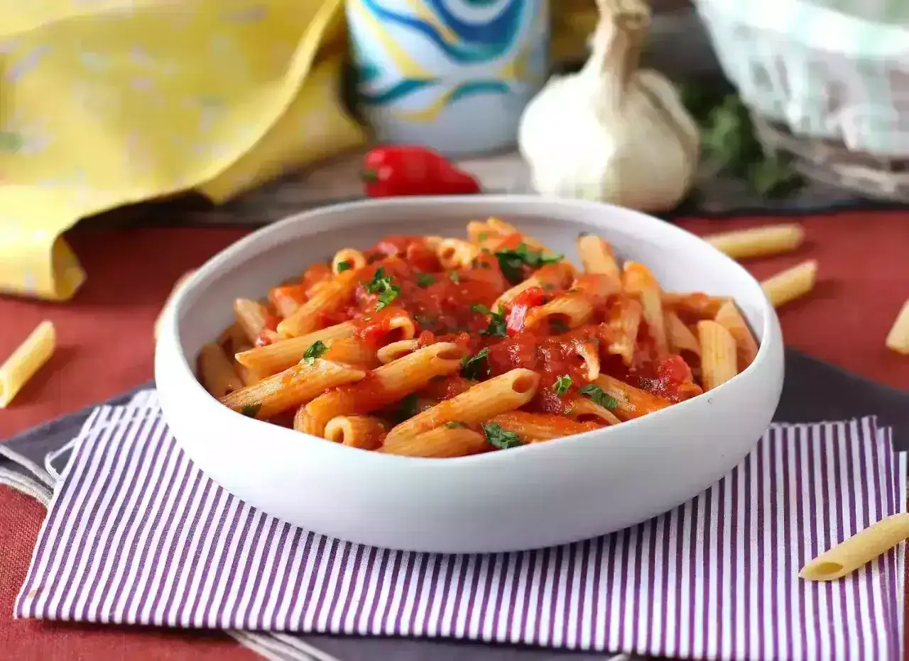 Penne all'arrabiata co to? Pikantny sos pomidorowy z czosnkiem i papryczką chili na makaronie penne.
