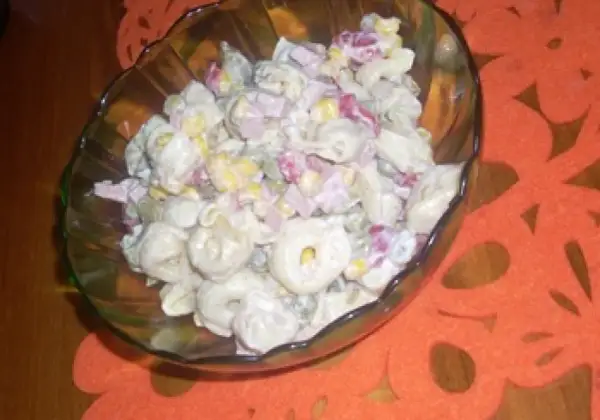 Pyszna sałatka z tortellini, kukurydzy, szynki i papryki w kremowym sosie. Idealna na imprezę, to najlepsza sałatka z tortellini z grzybami.