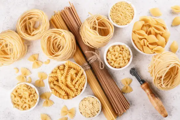 Różne rodzaje makaronów: tagliatelle, fusilli, muszelki, gwiazdki, farfalle i nitki. Zastanawiasz się, jaki makaron do spaghetti? Tutaj znajdziesz inspiracje!