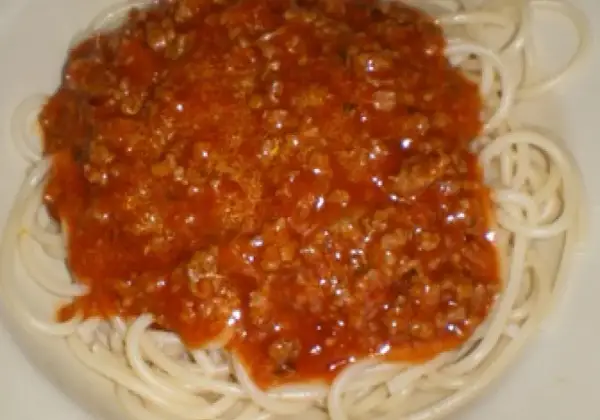 Porcja spaghetti z bogatym sosem bolońskim. Idealne pytanie: jakie mięso do spaghetti? Zazwyczaj mielona wołowina lub mieszanka wołowiny i wieprzowiny.
