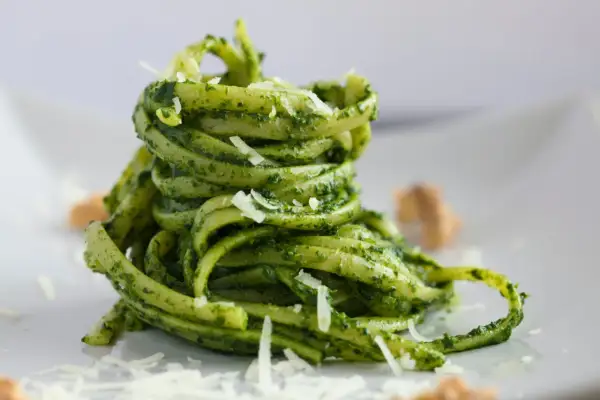 Makaron z najlepszym pesto, posypany parmezanem.