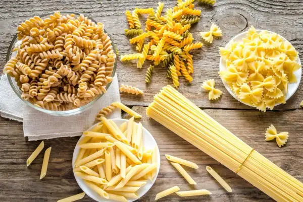Różne rodzaje makaronu: fusilli, penne, farfalle i spaghetti. Idealne do przygotowania pysznego dania, jak semolina po polsku.