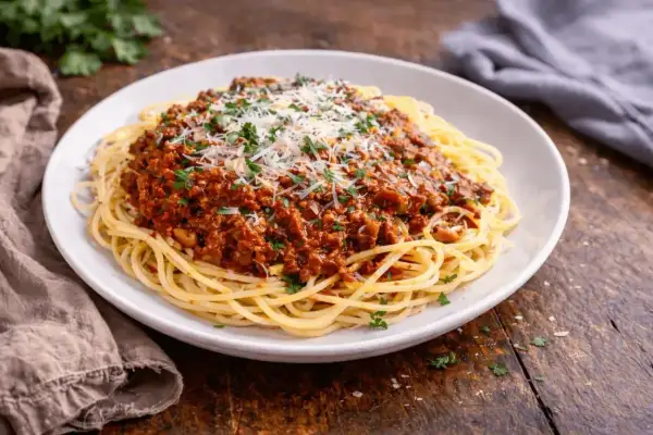 Pyszne spaghetti z bogatym, mięsnym sosem bolognese. Idealny wybór, jeśli zastanawiasz się, jaki sos do spaghetti wybrać na obiad.