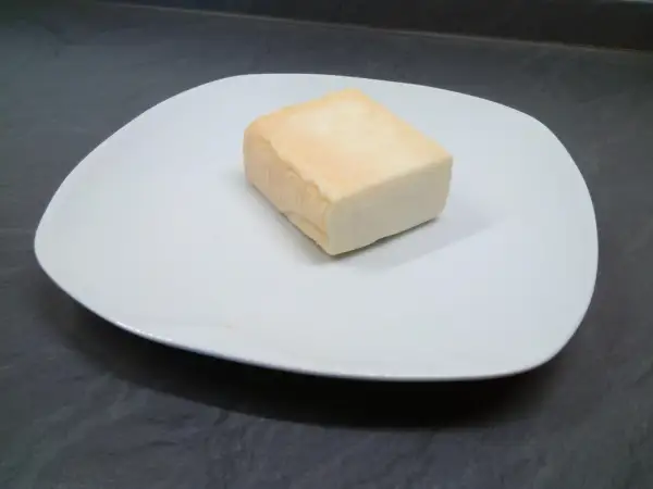 Kawałek sera taleggio na białym talerzu. Czy taleggio to dobry wybór na przekąskę?