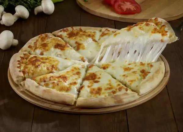 Gorąca pizza z ciągnącą się mozzarellą, idealna na ciepło.