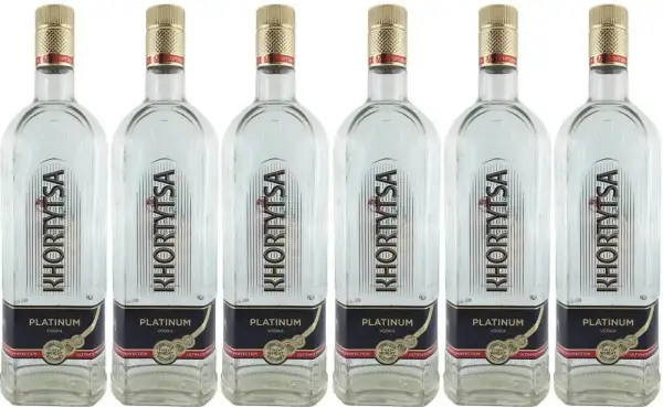 Rząd butelek wódki Khortytsa Platinum, każda z złotym kapslem i etykietą z napisem "PLATINUM VODKA".